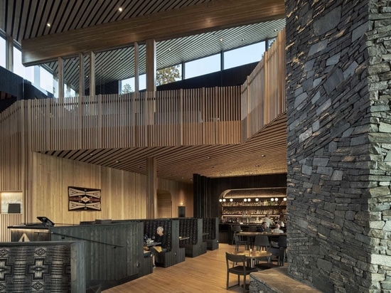 Ein warmes Holz-Interieur kontrastiert mit der schwarz verkohlten Zedernholz-Außenseite dieser Ranch-Lodge in Oregon