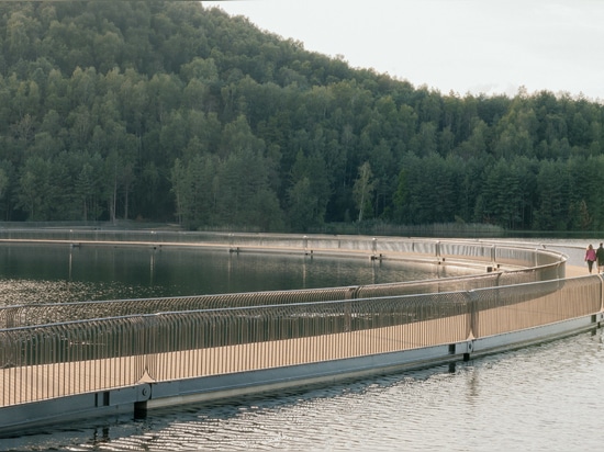 BuroLandschap schlägt Fahrradbrücke über See auf ehemaliger belgischer Kohlenmine ein