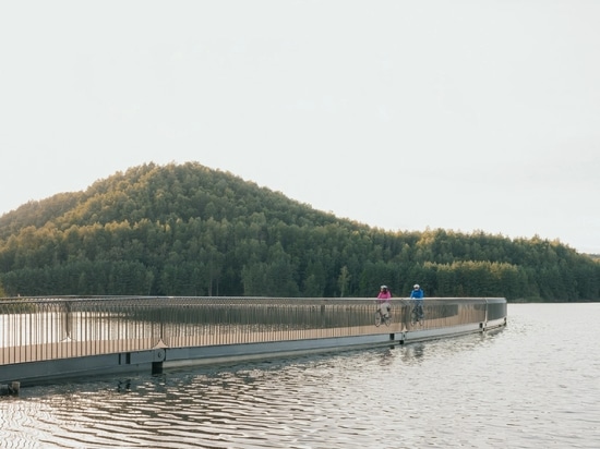 BuroLandschap schlägt Fahrradbrücke über See auf ehemaliger belgischer Kohlenmine ein