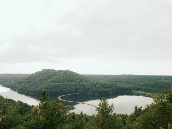 BuroLandschap schlägt Fahrradbrücke über See auf ehemaliger belgischer Kohlenmine ein