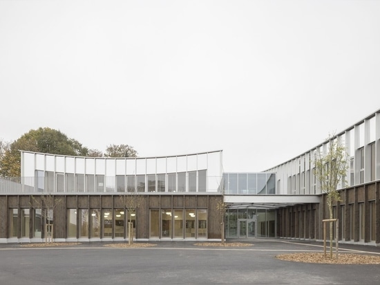 Schulkomplex und Erholungszentrum Les Violettes / HEMAA Architectes