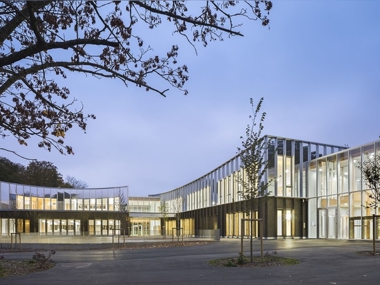 Schulkomplex und Erholungszentrum Les Violettes / HEMAA Architectes