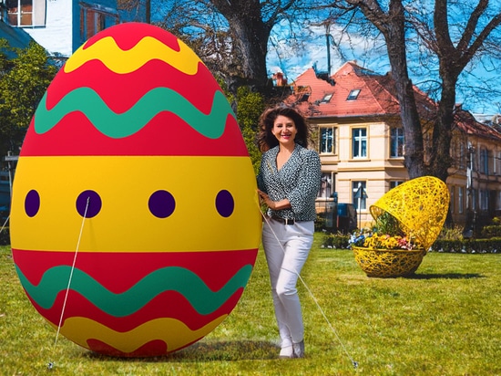 Mit aufblasbaren XXL-Dekorationen der TerraGroup Osterräume verwandeln