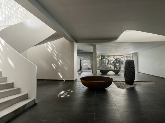 Haus NINE X NINE / Sanjay Puri Architekten