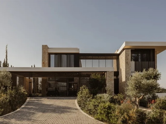 Ein Haus an der Costa Navarino blickt inmitten von Olivenhainen auf das Meer