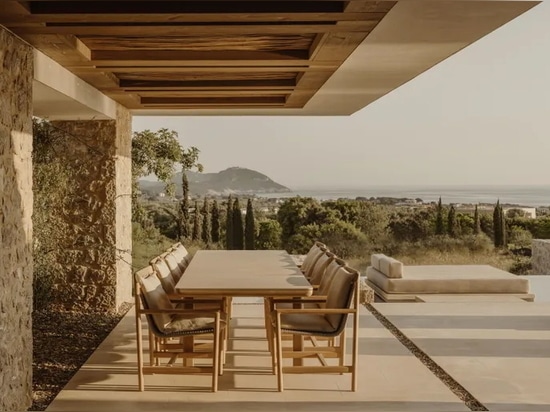 Ein Haus an der Costa Navarino blickt inmitten von Olivenhainen auf das Meer
