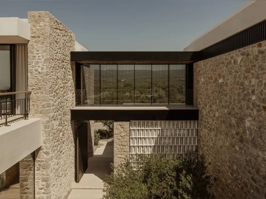 Ein Haus an der Costa Navarino blickt inmitten von Olivenhainen auf das Meer