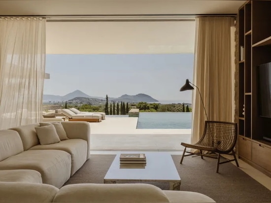 Ein Haus an der Costa Navarino blickt inmitten von Olivenhainen auf das Meer
