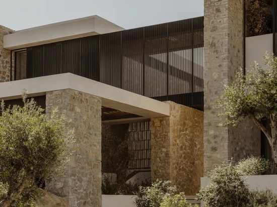 Ein Haus an der Costa Navarino blickt inmitten von Olivenhainen auf das Meer