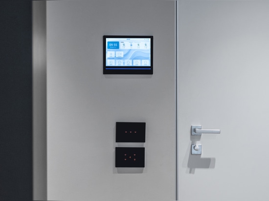 AVE Hausautomation in einer Wohnung am Meer: Design, Komfort und Technologie