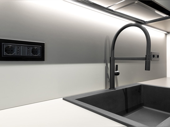AVE Hausautomation in einer Wohnung am Meer: Design, Komfort und Technologie