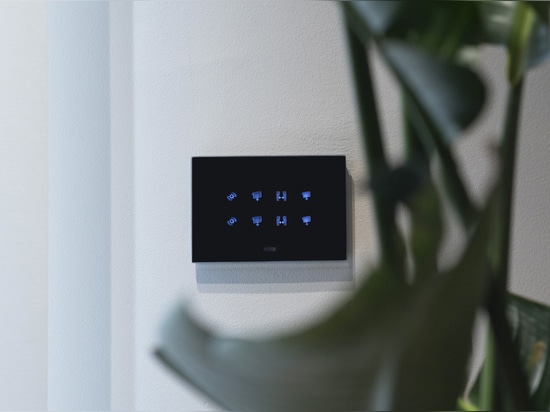AVE Hausautomation in einer Wohnung am Meer: Design, Komfort und Technologie