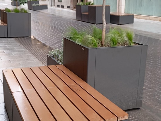 Osaka Bank und Pflanzgefäß in Elda