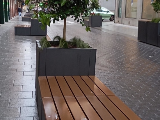 Osaka Bank und Pflanzgefäß in Elda