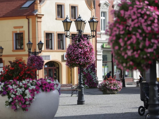 Laternenpfahl-Pflanzgefäße: Blühend über den Straßen