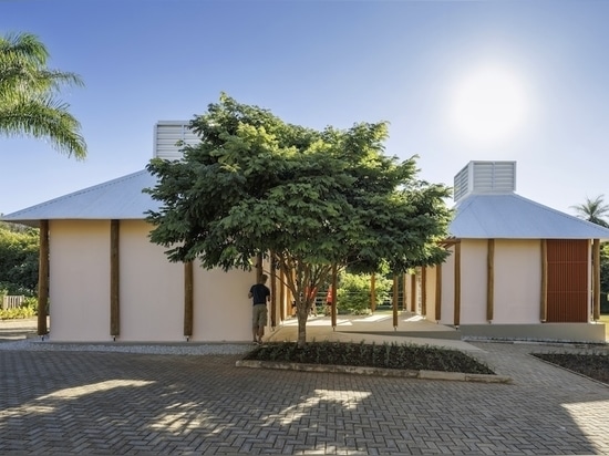 Die modulare Schule von BIRI & mach arquitetos in Brasilien ist so konzipiert, dass sie mit der Zeit wächst