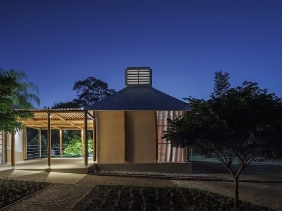 Die modulare Schule von BIRI & mach arquitetos in Brasilien ist so konzipiert, dass sie mit der Zeit wächst