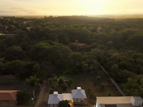 Die modulare Schule von BIRI & mach arquitetos in Brasilien ist so konzipiert, dass sie mit der Zeit wächst