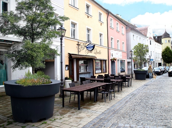 Urbane Eleganz in Monochrom: Überdimensionale Pflanzgefäße für moderne Stadtlandschaften