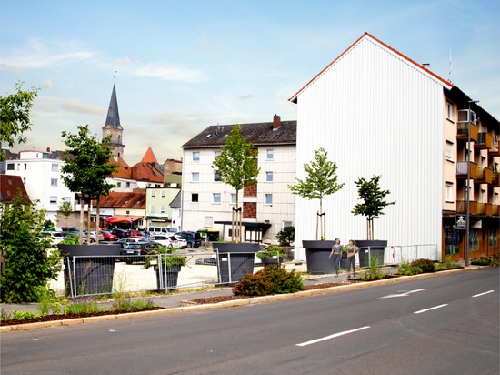 Urbane Eleganz in Monochrom: Überdimensionale Pflanzgefäße für moderne Stadtlandschaften
