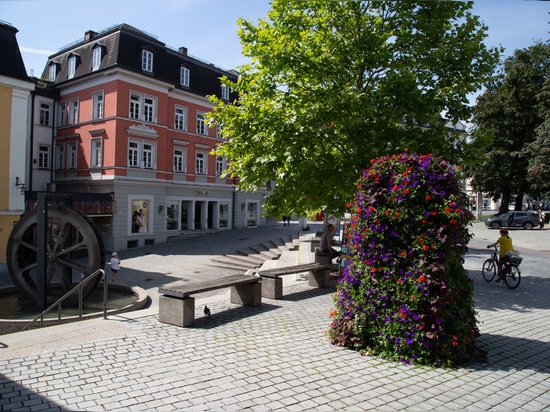 Farbcodierte Stadtgestaltung: Wie Kempten mit Pflanzgefäßen den öffentlichen Raum gestaltet