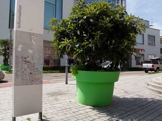 Farbcodierte Stadtgestaltung: Wie Kempten mit Pflanzgefäßen den öffentlichen Raum gestaltet