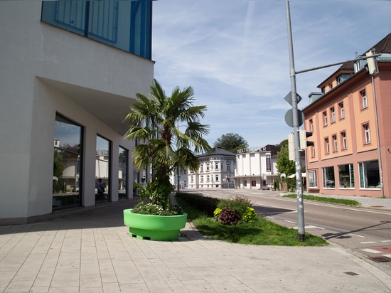 Farbcodierte Stadtgestaltung: Wie Kempten mit Pflanzgefäßen den öffentlichen Raum gestaltet