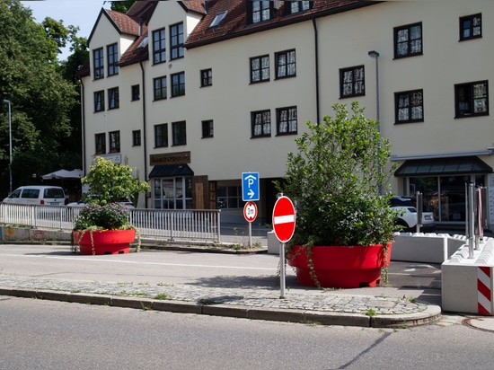 Farbcodierte Stadtgestaltung: Wie Kempten mit Pflanzgefäßen den öffentlichen Raum gestaltet
