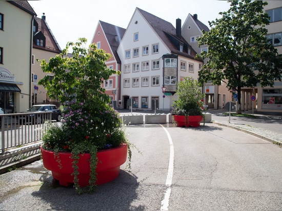 Farbcodierte Stadtgestaltung: Wie Kempten mit Pflanzgefäßen den öffentlichen Raum gestaltet