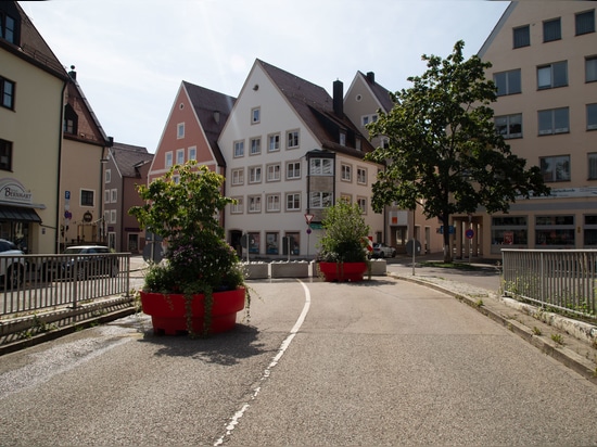 Farbcodierte Stadtgestaltung: Wie Kempten mit Pflanzgefäßen den öffentlichen Raum gestaltet