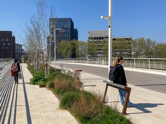 Maßgeschneiderte Bank - Louafi Bouguera Olympiabrücke, Paris