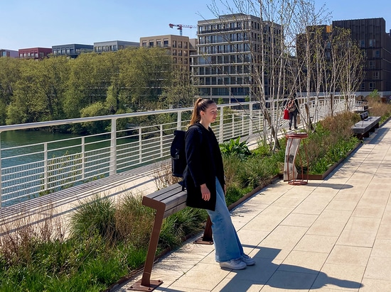 Maßgeschneiderte Bank - Louafi Bouguera Olympiabrücke, Paris