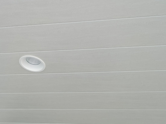 Atena Linear Staves Module auf Trägern aufgehängt