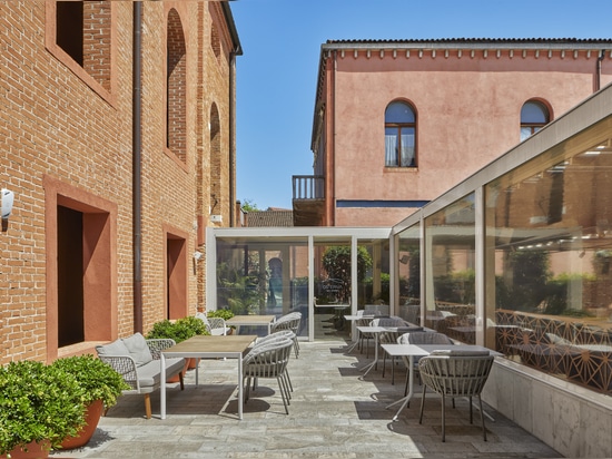 Kedry Prime von KE schafft einen neuen schattigen Gemeinschaftsraum für das Hyatt Centric Murano Venice in Murano