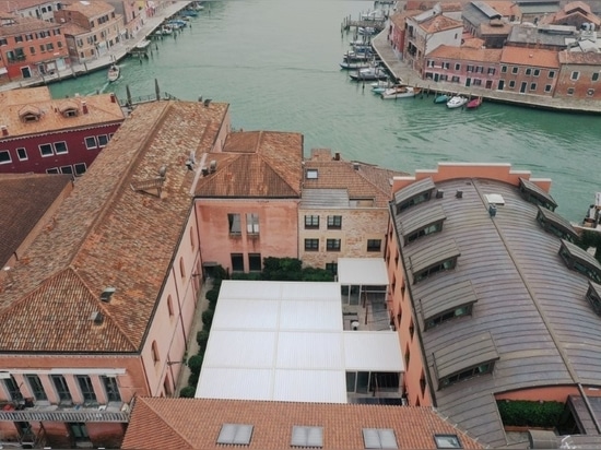Kedry Prime von KE schafft einen neuen schattigen Gemeinschaftsraum für das Hyatt Centric Murano Venice in Murano