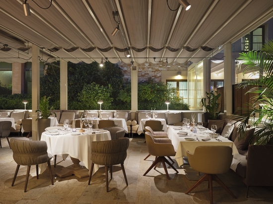 Kedry Prime von KE schafft einen neuen schattigen Gemeinschaftsraum für das Hyatt Centric Murano Venice in Murano