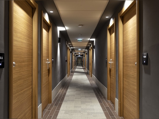 AVE-Lösungen für eine intelligente und stilvolle Gastfreundschaft im Mood Hotel in Pescara