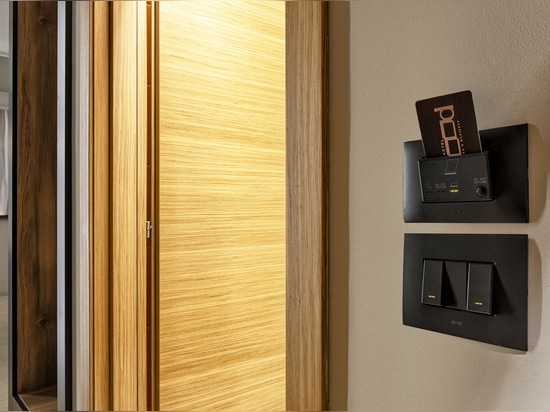 AVE-Lösungen für eine intelligente und stilvolle Gastfreundschaft im Mood Hotel in Pescara