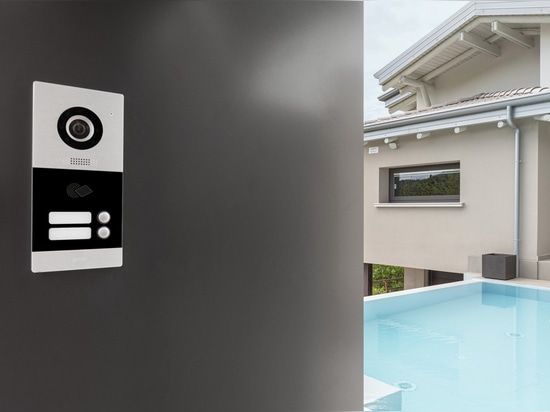 Toggle-Steuerung und Wi-Fi-Videosprechanlage von AVE für eine Villa im modernen Stil