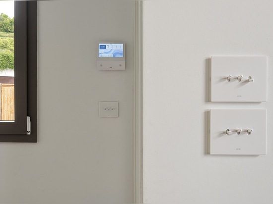 Toggle-Steuerung und Wi-Fi-Videosprechanlage von AVE für eine Villa im modernen Stil