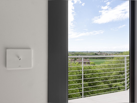 Toggle-Steuerung und Wi-Fi-Videosprechanlage von AVE für eine Villa im modernen Stil