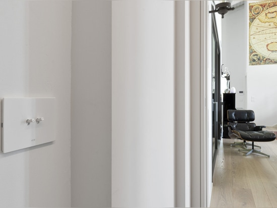 Toggle-Steuerung und Wi-Fi-Videosprechanlage von AVE für eine Villa im modernen Stil