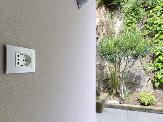 Toggle-Steuerung und Wi-Fi-Videosprechanlage von AVE für eine Villa im modernen Stil
