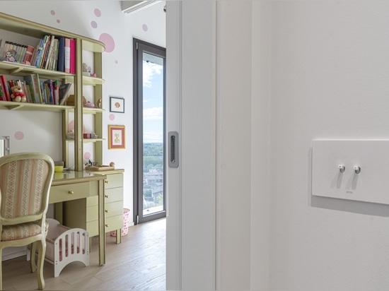 Toggle-Steuerung und Wi-Fi-Videosprechanlage von AVE für eine Villa im modernen Stil