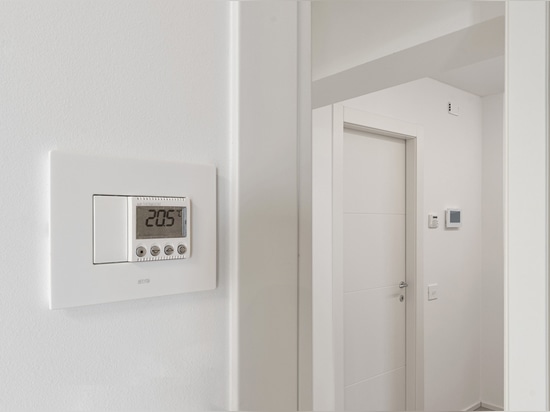 Toggle-Steuerung und Wi-Fi-Videosprechanlage von AVE für eine Villa im modernen Stil