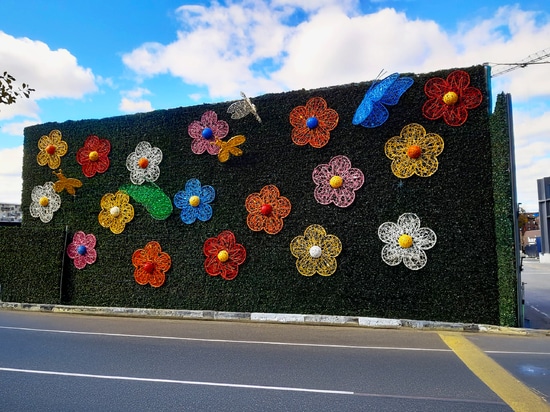 Leichte Stadtskulpturen: Terra stellt Glasfaserdurchbrüche für die saisonale öffentliche Gestaltung vor