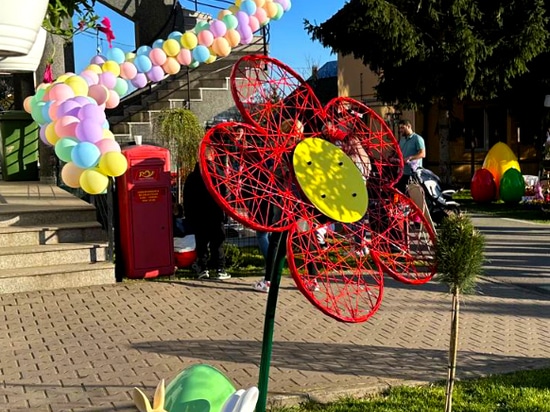 Leichte Stadtskulpturen: Terra stellt Glasfaserdurchbrüche für die saisonale öffentliche Gestaltung vor