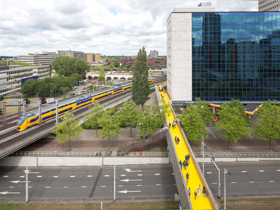 Luchtsingel Brücke trifft die beitragenden Bürger von Rotterdam