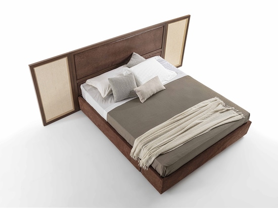 Bett mit Kopfteil aus Wiener Stroh