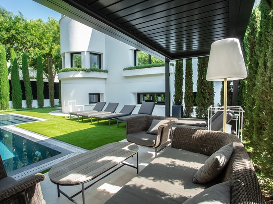KE gestaltet den Pool-Loungebereich und die Outdoor-Dachterrasse einer Villa im Zentrum von Madrid